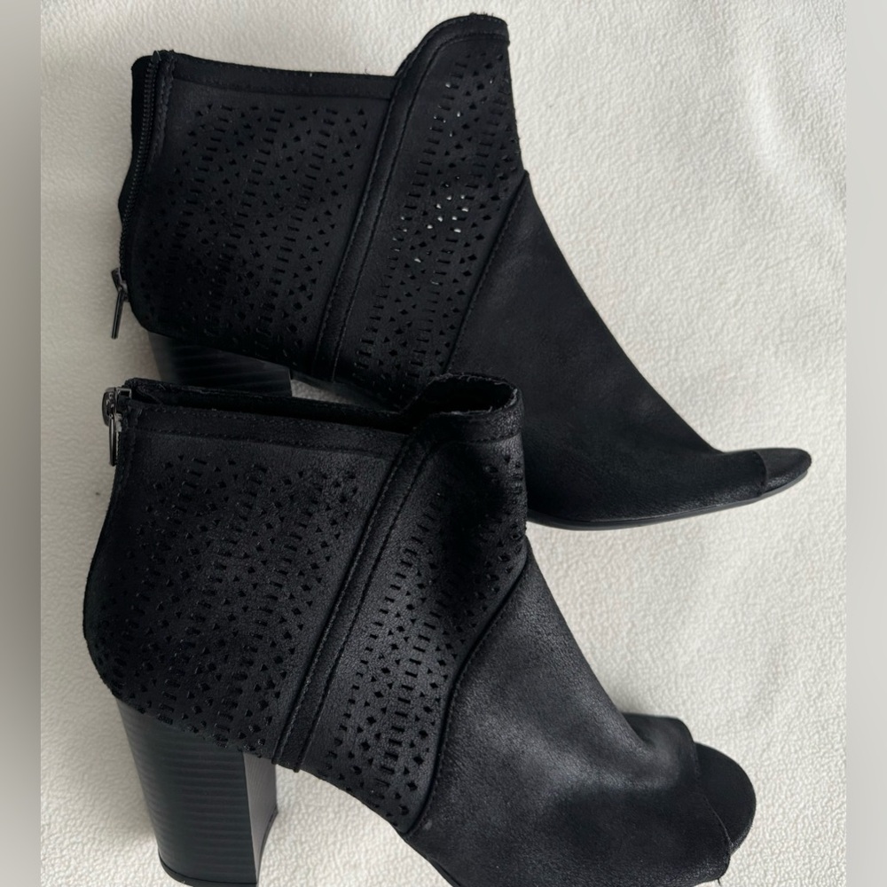 Women’s 3” Heel Black Bootie, Peep Toe sz 10 Suede Like Feel American Eagle